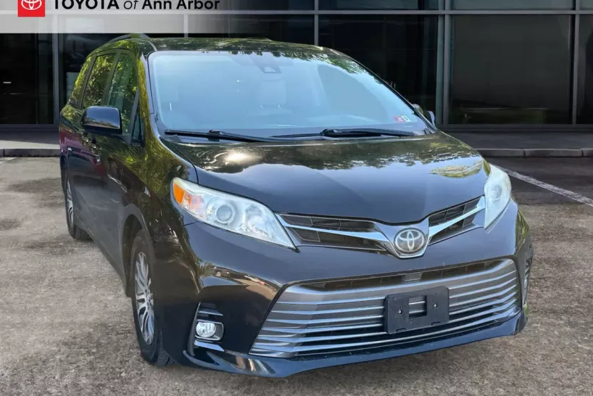 2019 Toyota Sienna XLE Premium photo 1