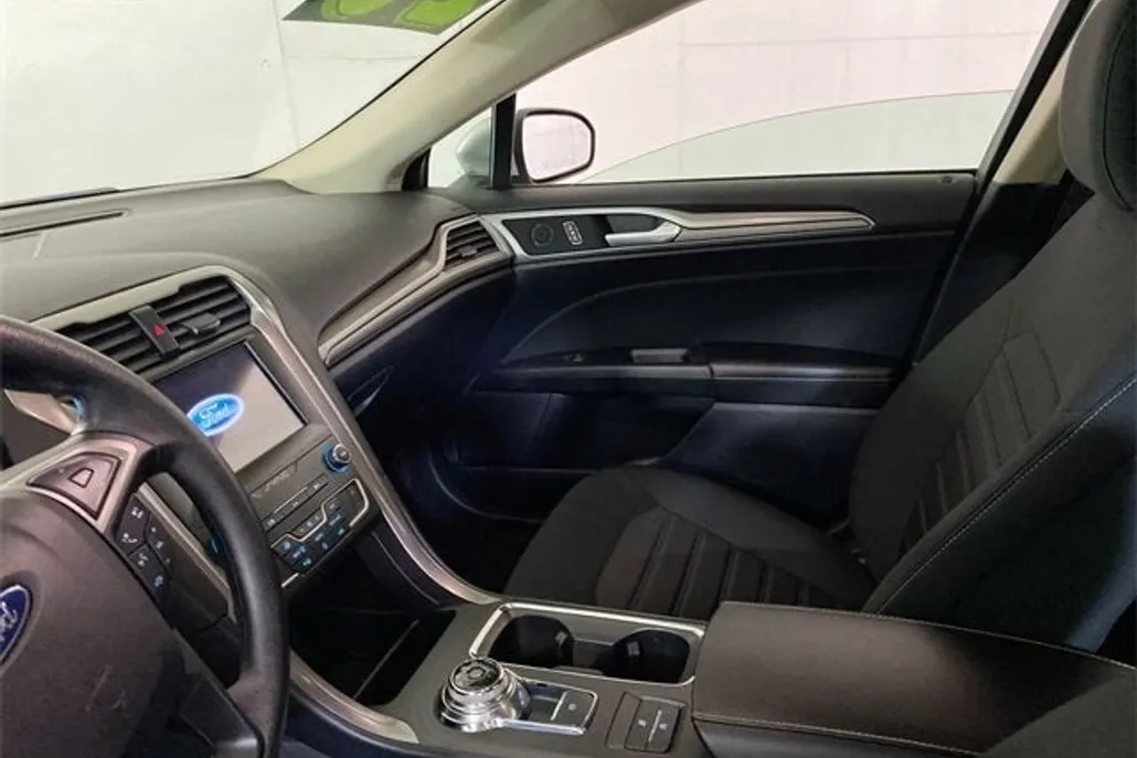 2020 Ford Fusion SE photo 1