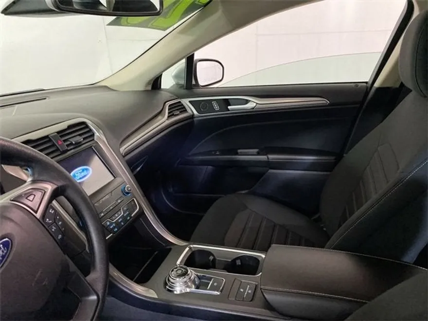 2020 Ford Fusion SE photo 1