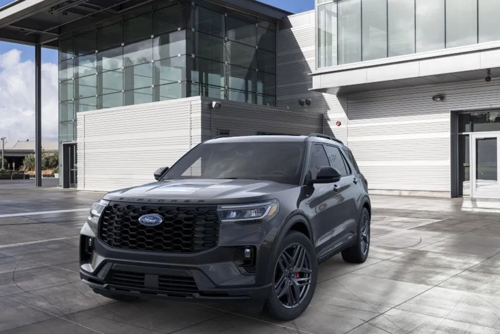 2025 Ford Explorer ST-Line photo 1