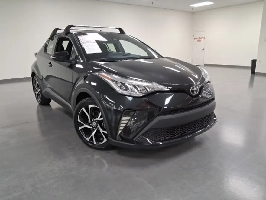 2021 Toyota C-HR XLE photo 1