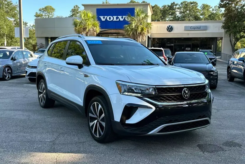 2022 Volkswagen Taos SE photo 1