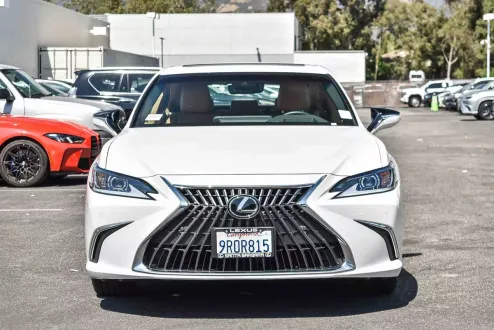 2025 Lexus ES 300h photo 2