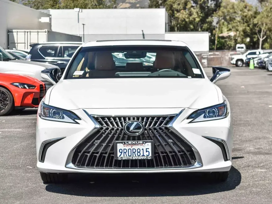 2025 Lexus ES 300h photo 2