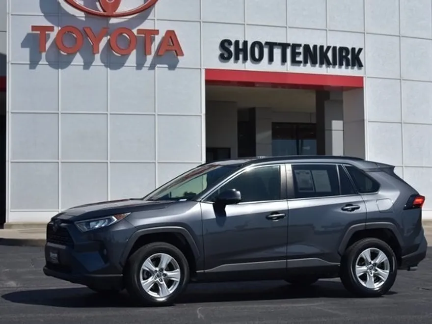 2019 Toyota RAV4 XLE photo 1
