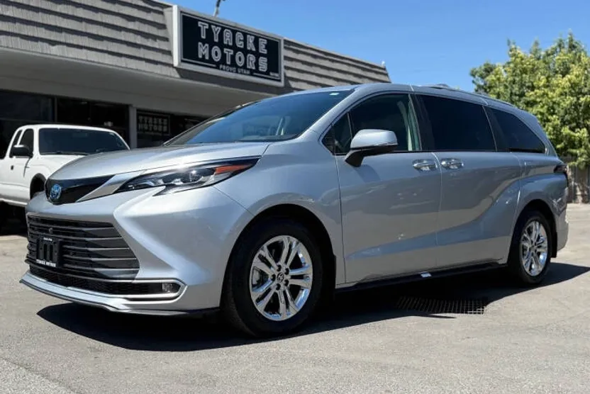 2022 Toyota Sienna Platinum photo 1