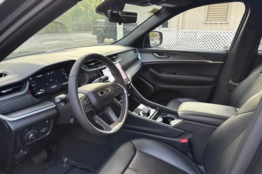 2024 Jeep Cherokee Limited 4xe photo 1