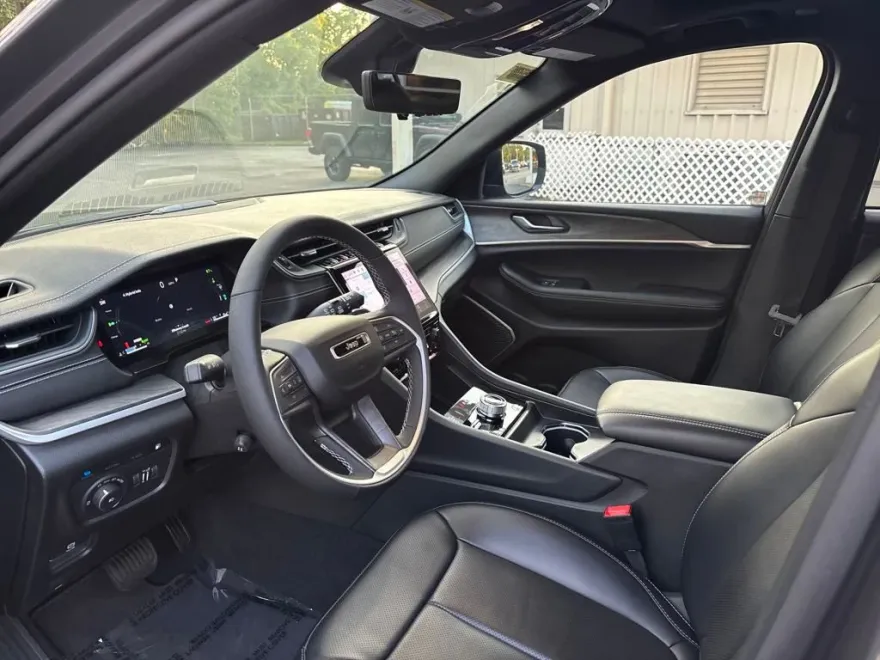 2024 Jeep Cherokee Limited 4xe photo 1