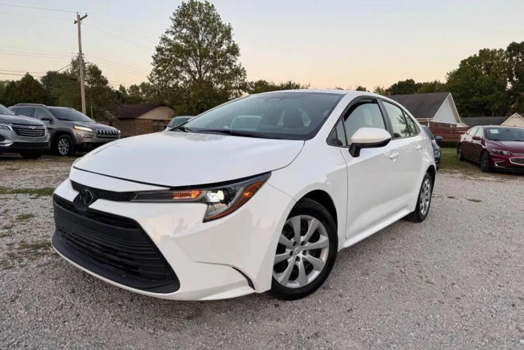 2023 Toyota Corolla LE photo 1