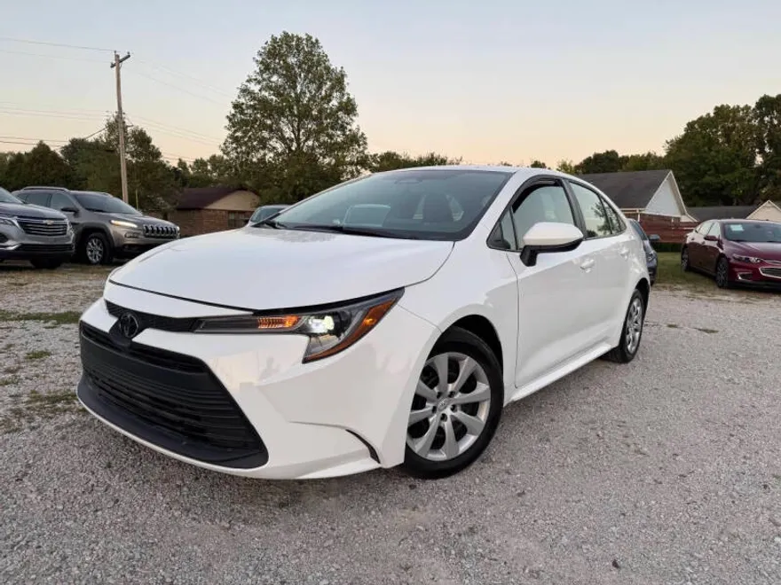 2023 Toyota Corolla LE photo 1