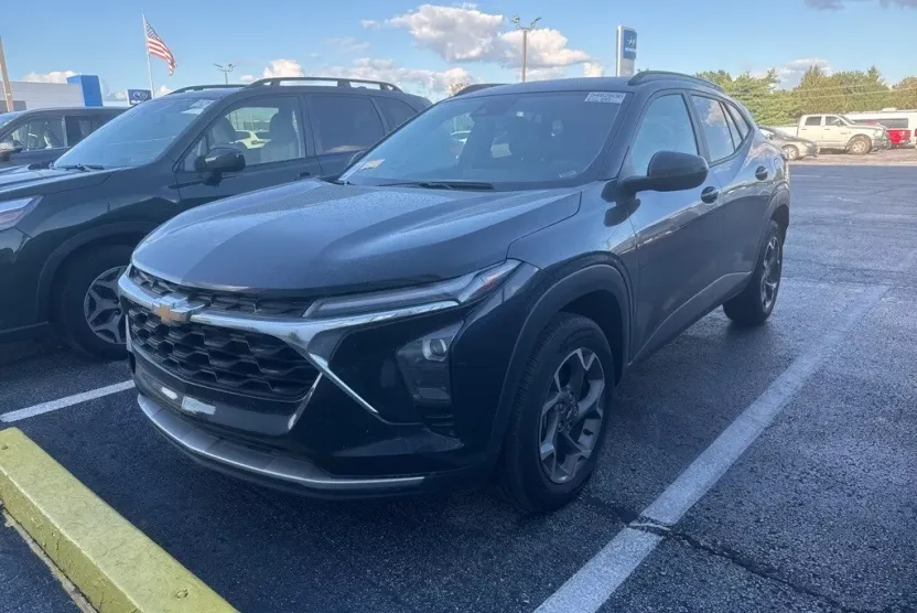 2024 Chevrolet Trax LT photo 1