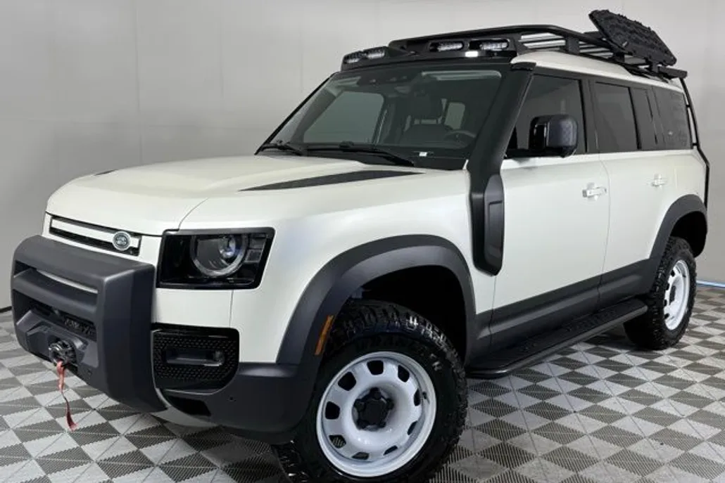 2024 Land Rover Defender 110 S photo 1
