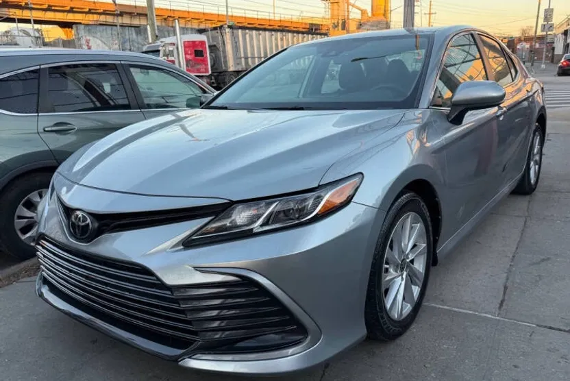 2021 Toyota Camry LE photo 1