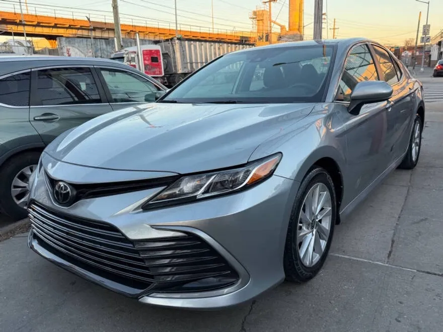 2021 Toyota Camry LE photo 1