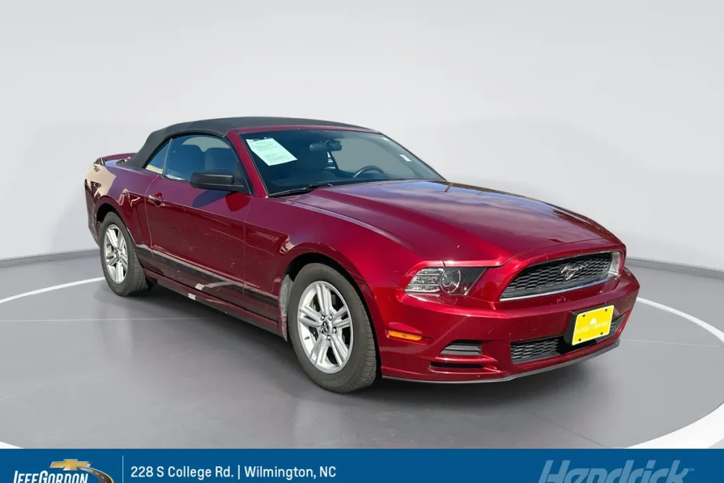2014 Ford Mustang V6 Convertible photo 1