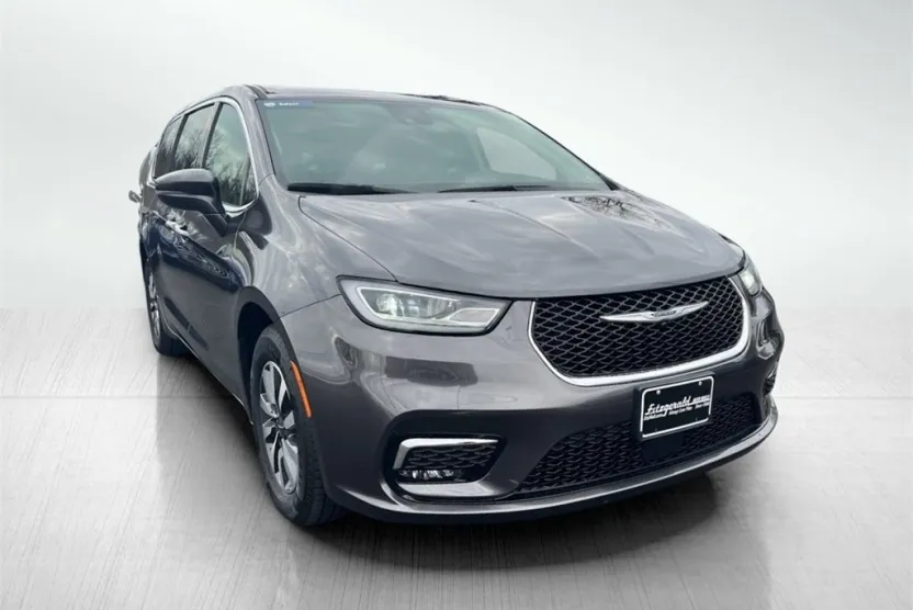 2022 Chrysler Pacifica Hybrid Touring L photo 1