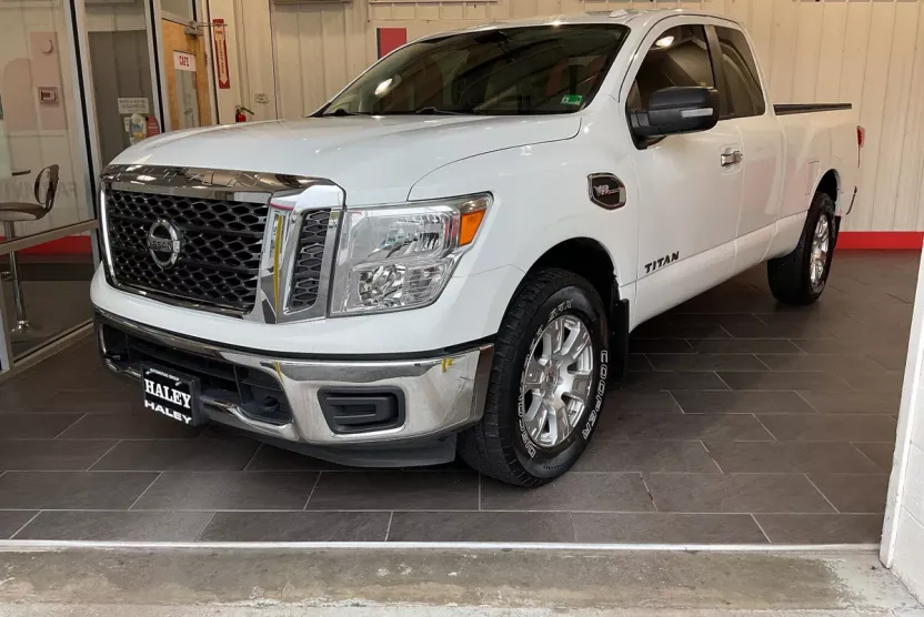 2017 Nissan Titan SV photo 1