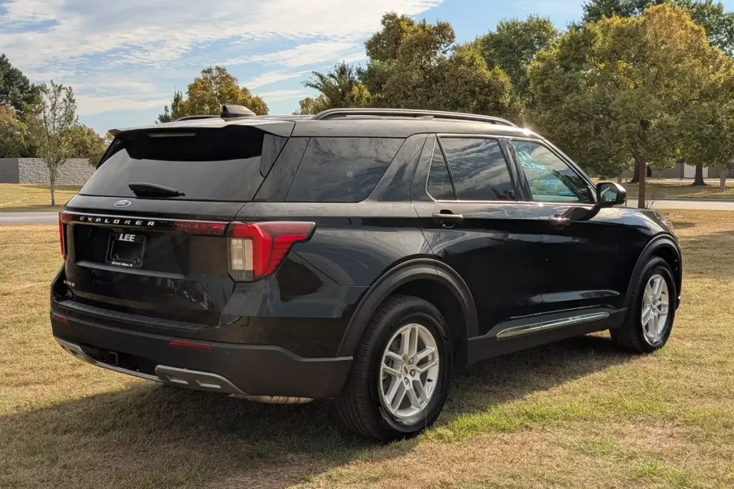 2025 Ford Explorer photo 1