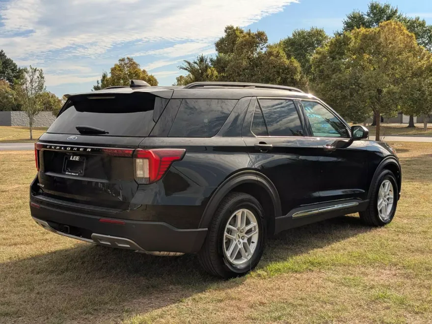 2025 Ford Explorer photo 1