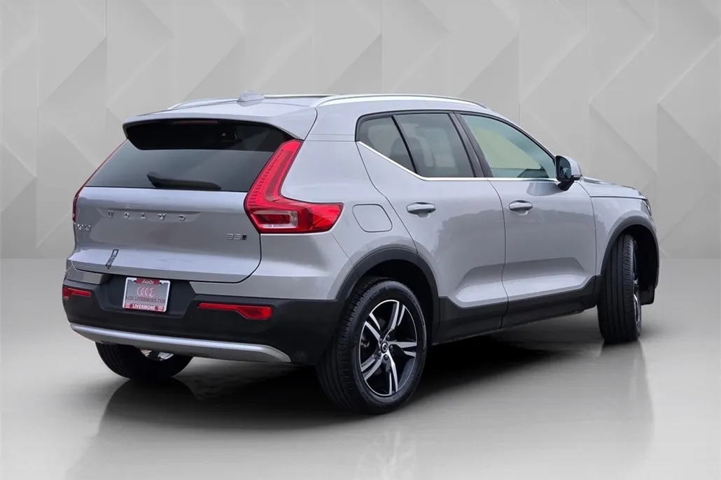 2025 Volvo XC40 Core photo 1