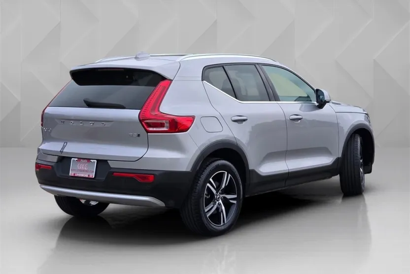 2025 Volvo XC40 Core photo 1