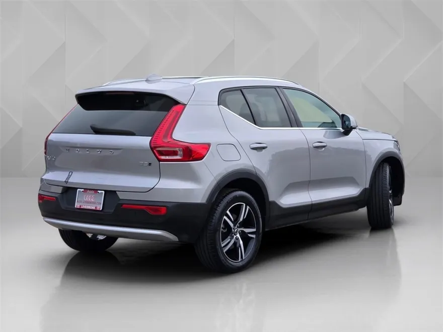2025 Volvo XC40 Core photo 1