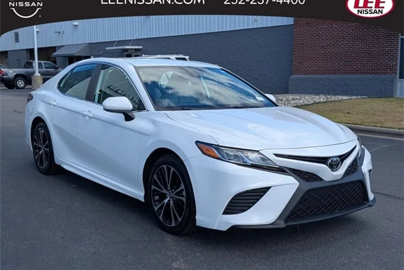 2020 Toyota Camry SE photo 1
