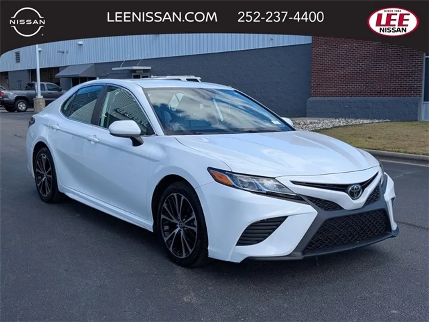 2020 Toyota Camry SE photo 1