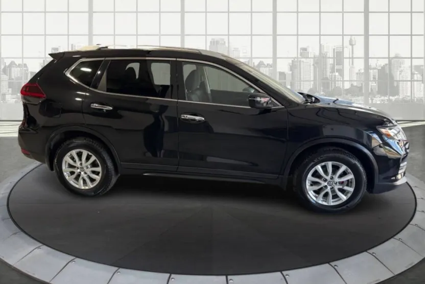 2018 Nissan Rogue SV photo 1