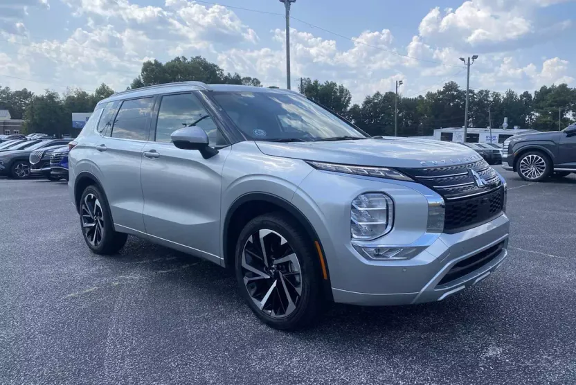 2024 Mitsubishi Outlander SEL photo 1