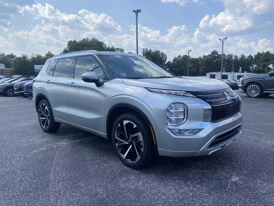 2024 Mitsubishi Outlander SEL photo 1