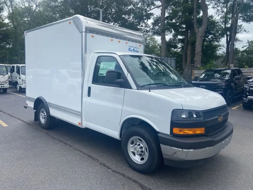 2025 Chevrolet Express Cutaway 3500 photo 1