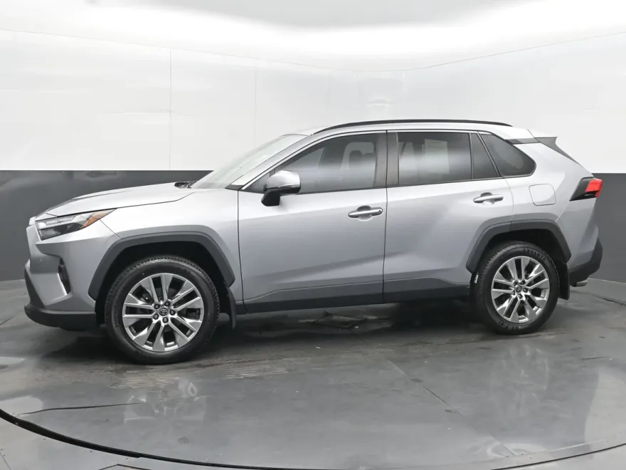 2022 Toyota RAV4 XLE Premium photo 1