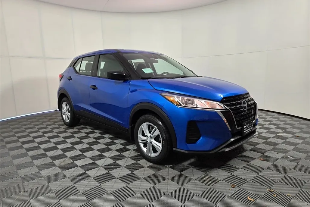 2025 Nissan Kicks Play S photo 1