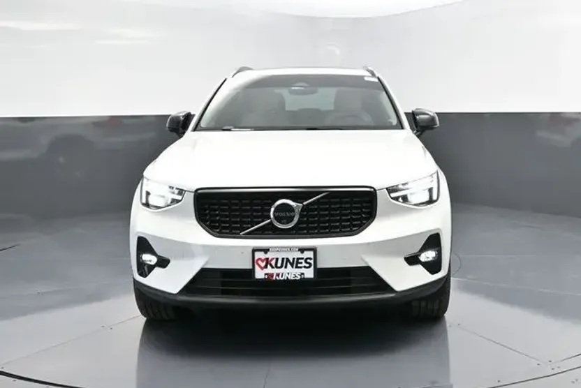 2023 Volvo XC40 Ultimate photo 1