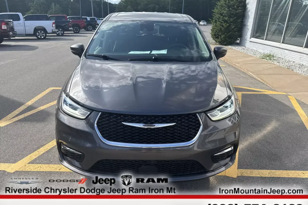 2023 Chrysler Pacifica Touring L photo 1
