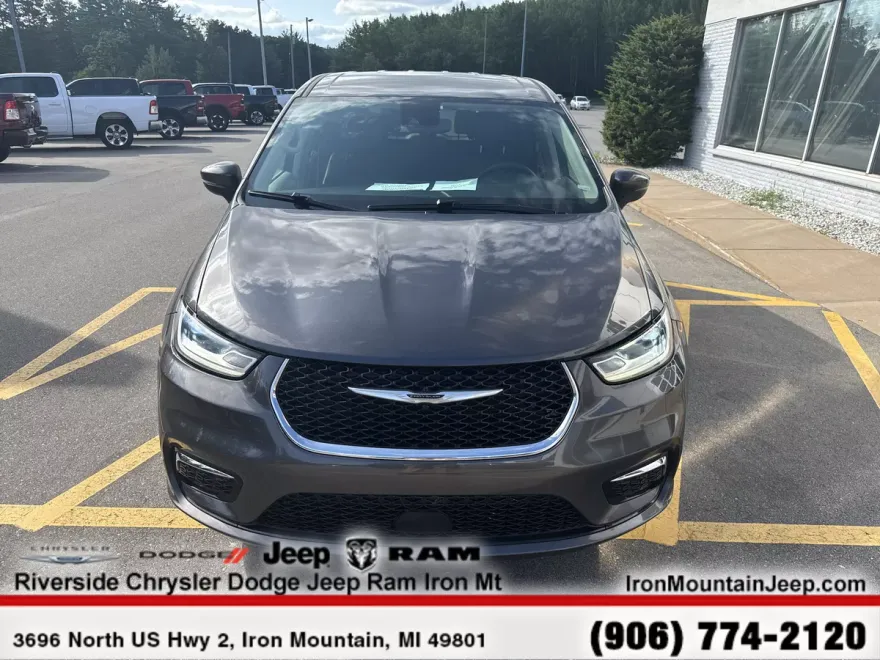 2023 Chrysler Pacifica Touring L photo 1