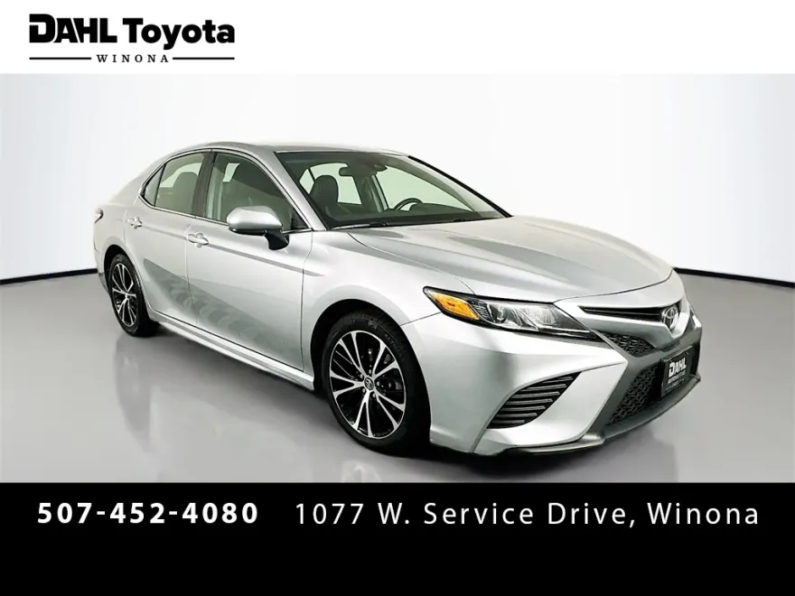2020 Toyota Camry SE photo 1