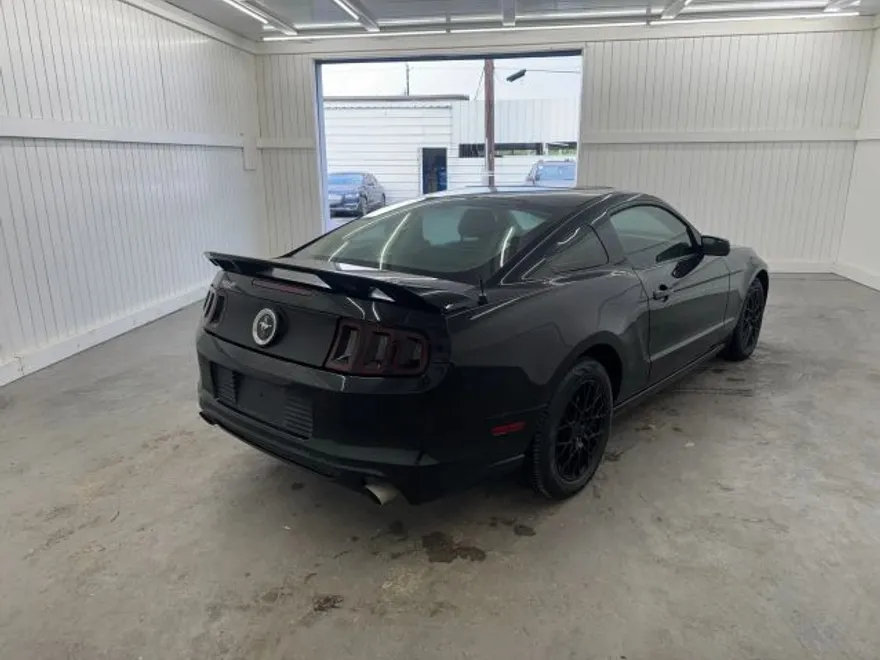 2013 Ford Mustang V6 photo 4