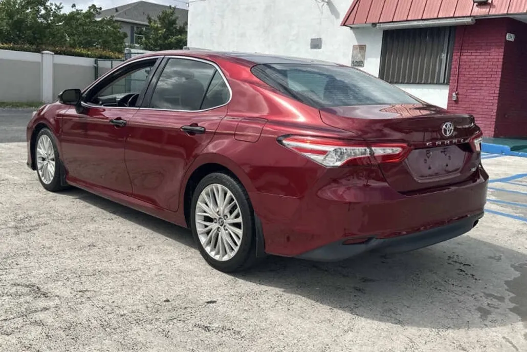2018 Toyota Camry XLE photo 1