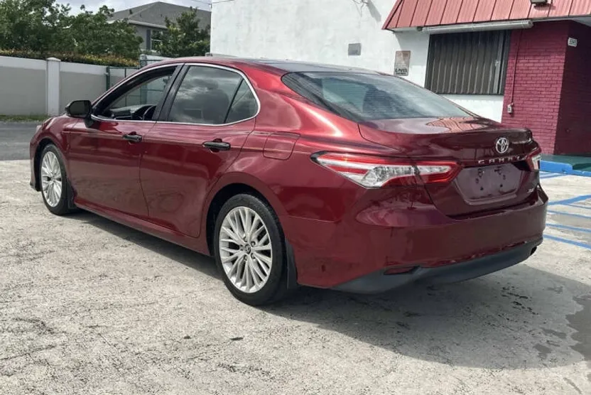 2018 Toyota Camry XLE photo 1
