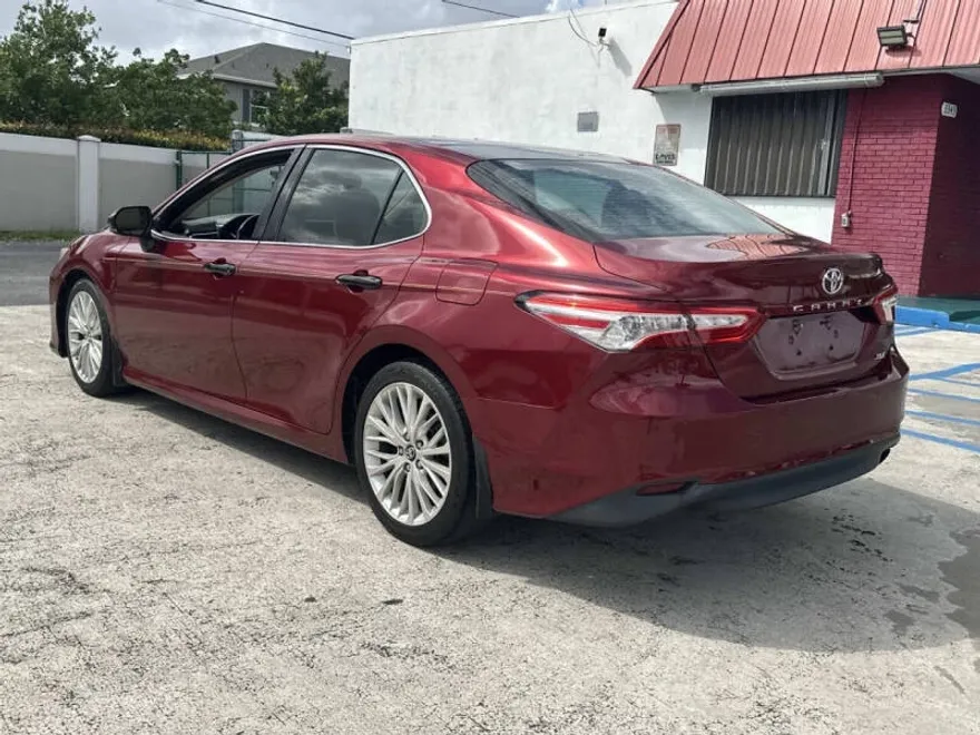 2018 Toyota Camry XLE photo 1