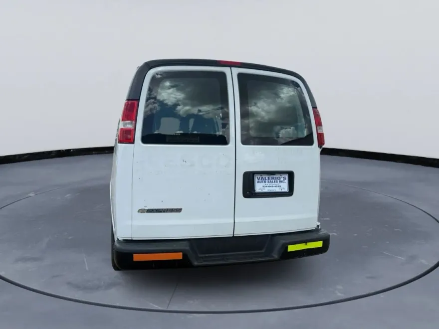 2017 Chevrolet Express 2500 Cargo Van photo 1