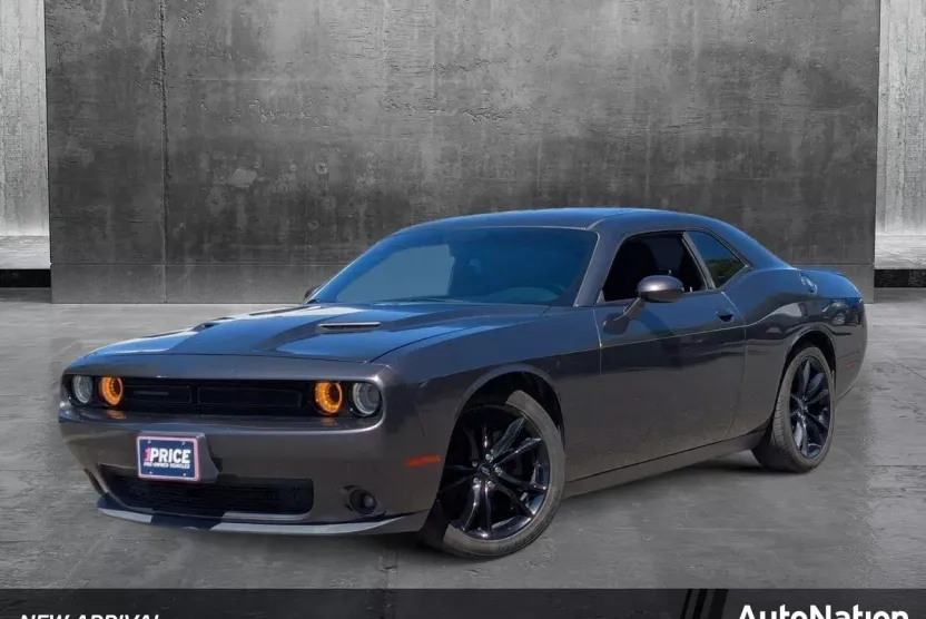 2017 Dodge Challenger SXT photo 1