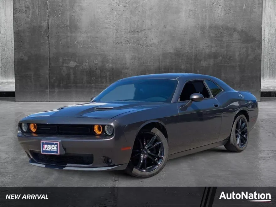 2017 Dodge Challenger SXT photo 1