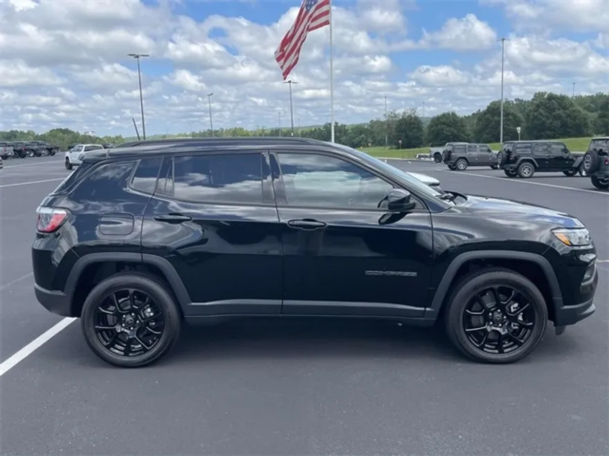 2025 Jeep Compass Latitude photo 1