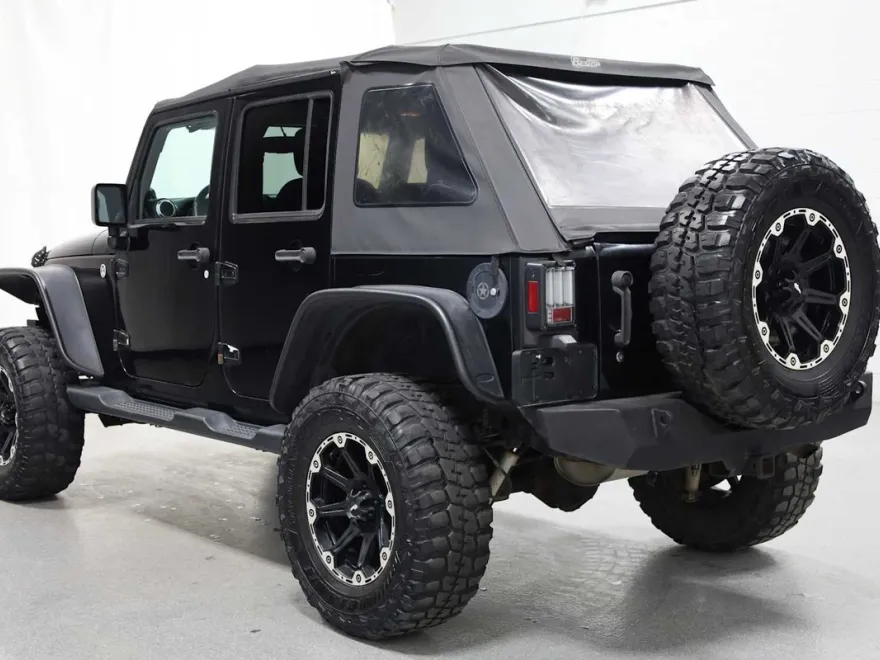 2014 Jeep Wrangler Unlimited Sahara photo 3