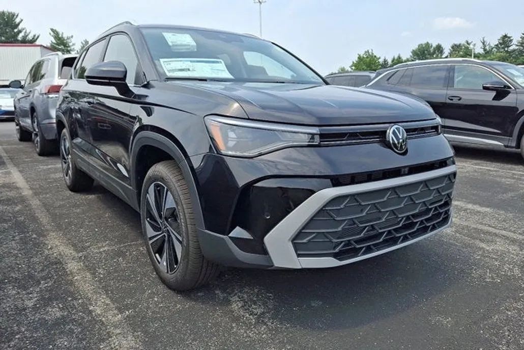 2025 Volkswagen Taos SE photo 1