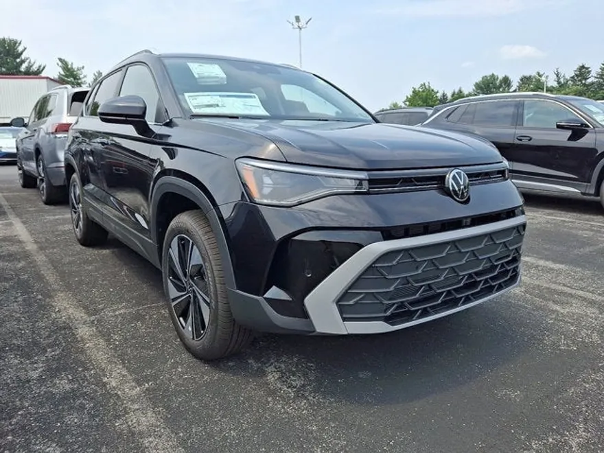 2025 Volkswagen Taos SE photo 1