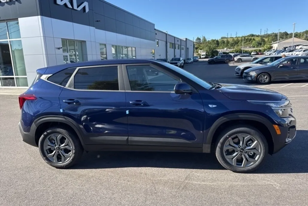 2026 Kia Seltos LX photo 1